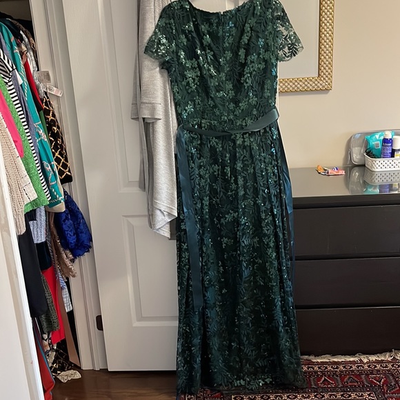 Beautiful green evening gown or prom dress - Picture 2 of 2